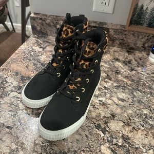 Timberland black leather Skyla bay boot in size 6.5